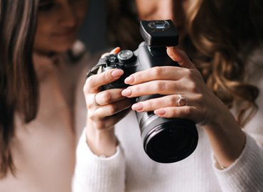 Photoshoot Poses: Tips, Examples and Ideas for Beginners