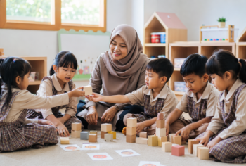 Guru mendampingi kegiatan sosial emosional anak TK dalam permainan kelompok